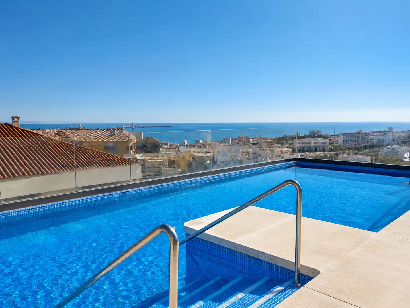Schwimmbecken von Wohnungen zur Miete in Benalmádena mit Klimaanlage, Waschmaschine und Gemeinschaftspool