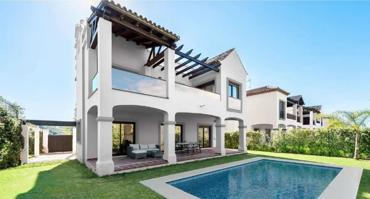 Vista exterior de Casa o chalet en venta en Estepona con Aire acondicionado, Jardín privado y Terraza