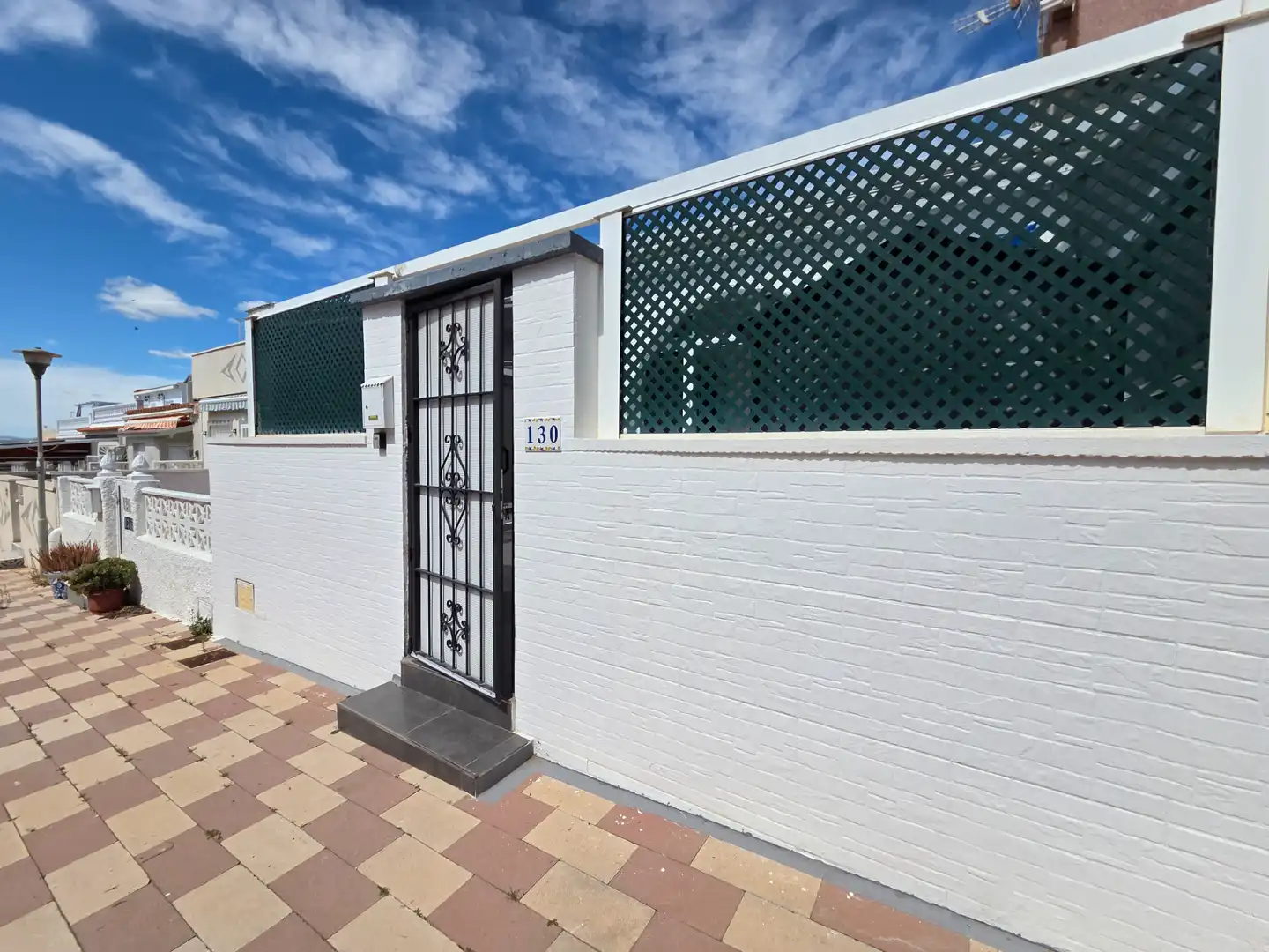 Außenansicht von Einfamilien-Reihenhaus zum Verkauf in Torrevieja mit Klimaanlage, Terrasse und Abstellraum