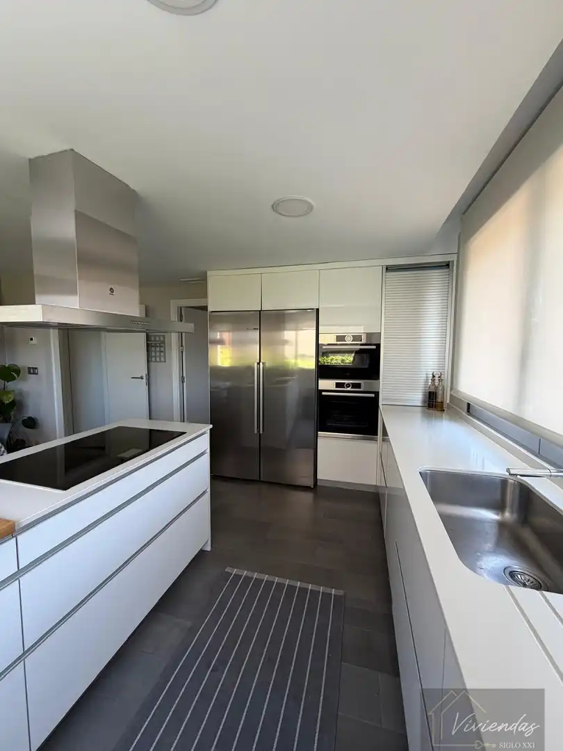 Cuina de Casa o xalet en venda en Boadilla del Monte amb Aire condicionat, Calefacció i Terrassa