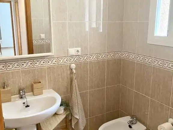 Bany de Casa adosada de lloguer en Santa Pola amb Aire condicionat, Terrassa i Balcó