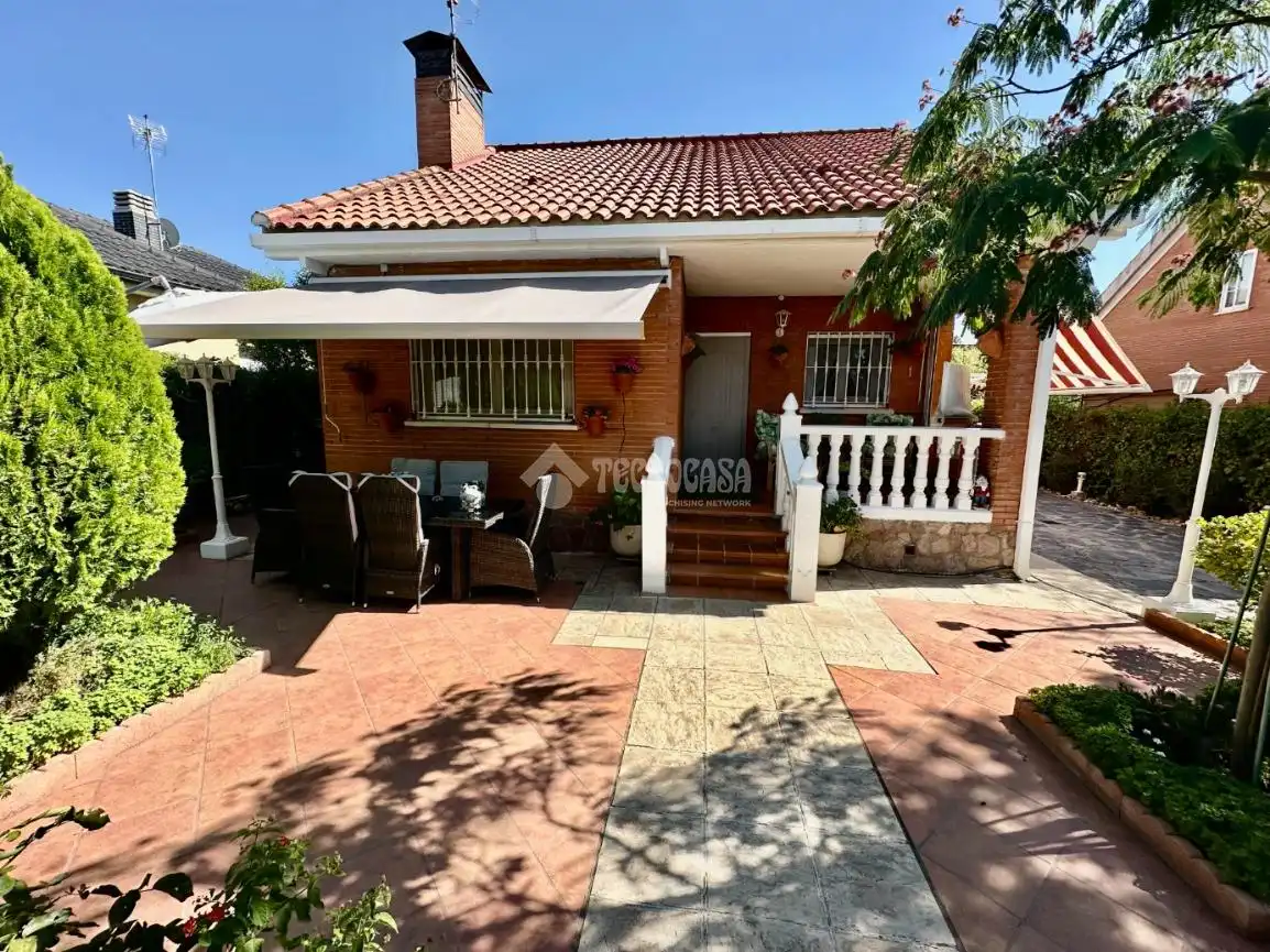 Vista exterior de Casa o xalet en venda en Pioz amb Aire condicionat, Calefacció i Moblat