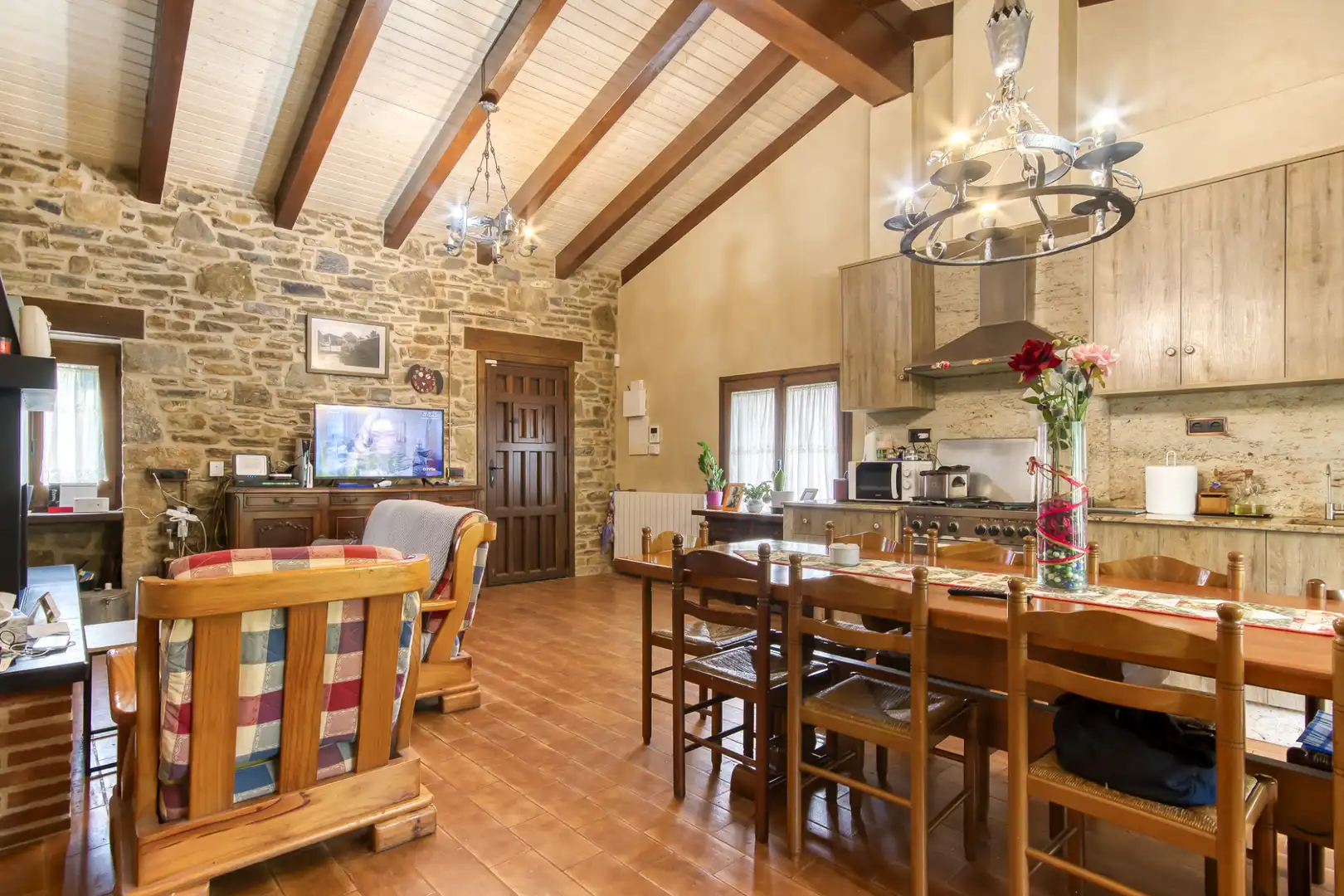 Esszimmer von Country house zum Verkauf in Sant Joan Les Fonts mit Klimaanlage, Heizung und Privatgarten