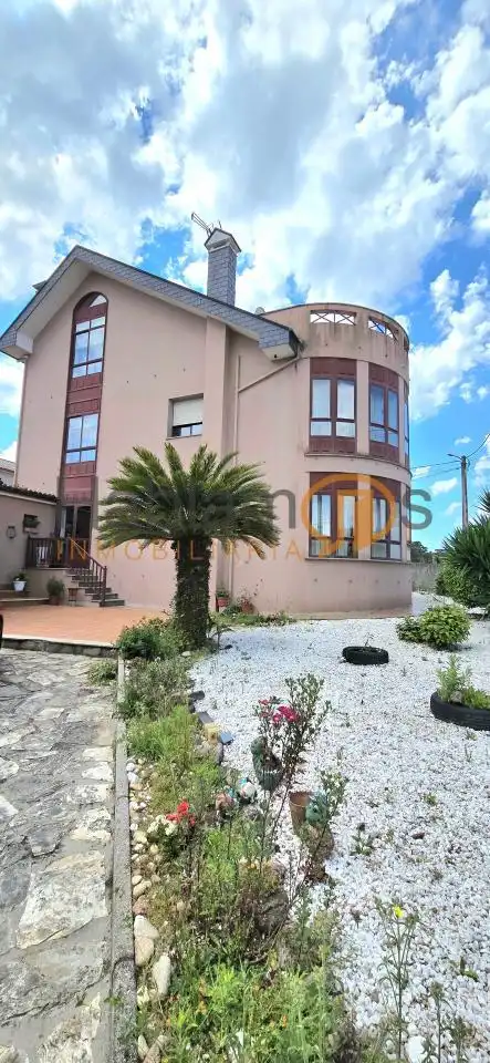 Vista exterior de Casa o xalet en venda en Vilagarcía de Arousa amb Calefacció, Jardí privat i Terrassa