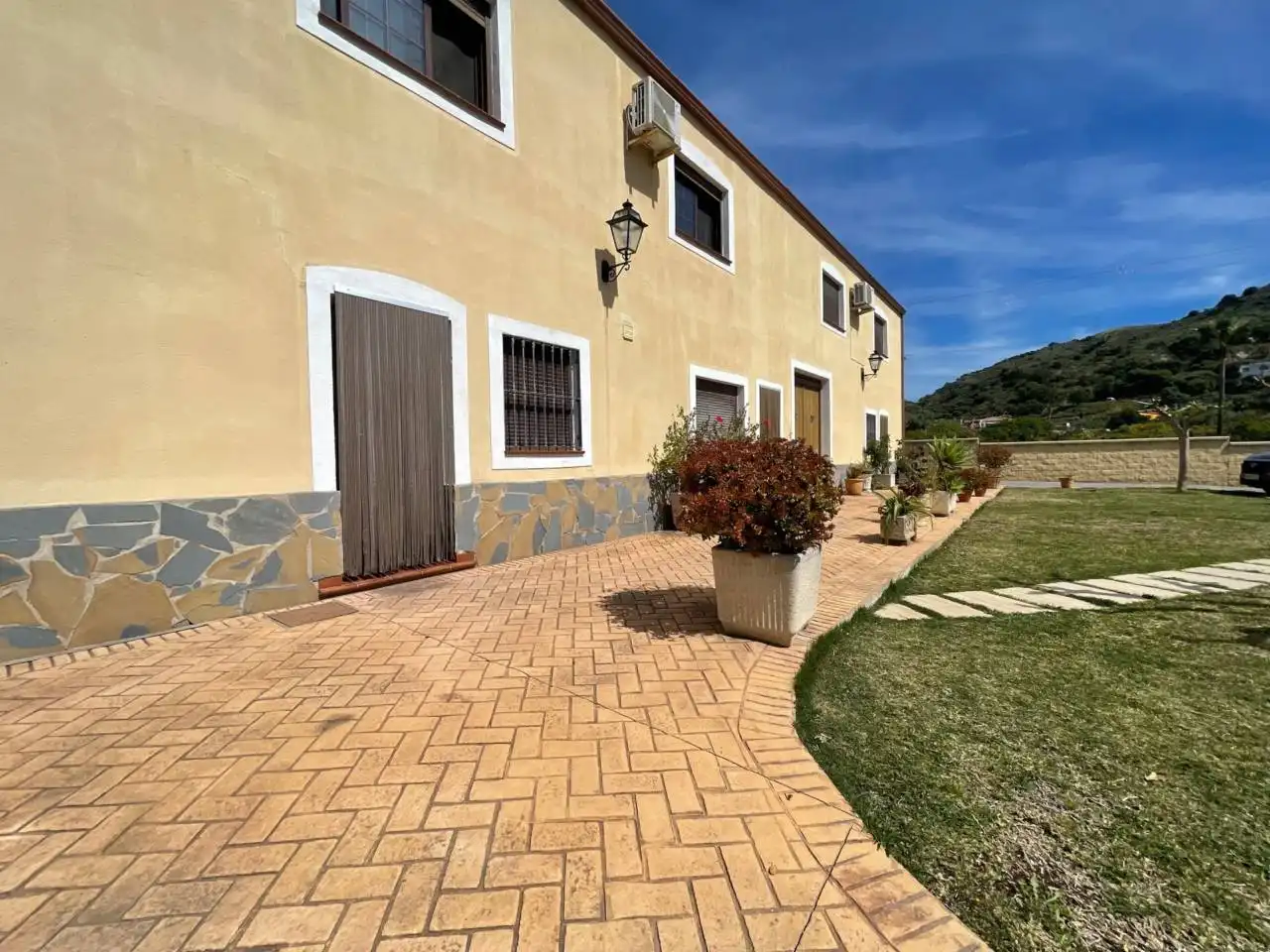 Vista exterior de Casa o chalet de alquiler en Estepona con Calefacción, Jardín privado y Terraza