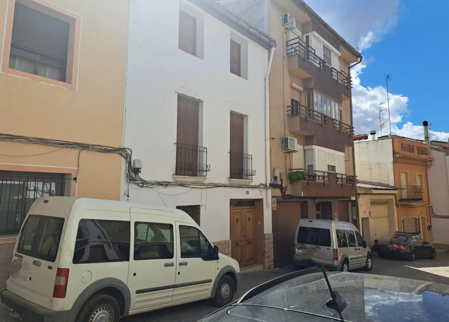 Außenansicht von Einfamilien-Reihenhaus zum Verkauf in Requena mit Terrasse, Abstellraum und Balkon
