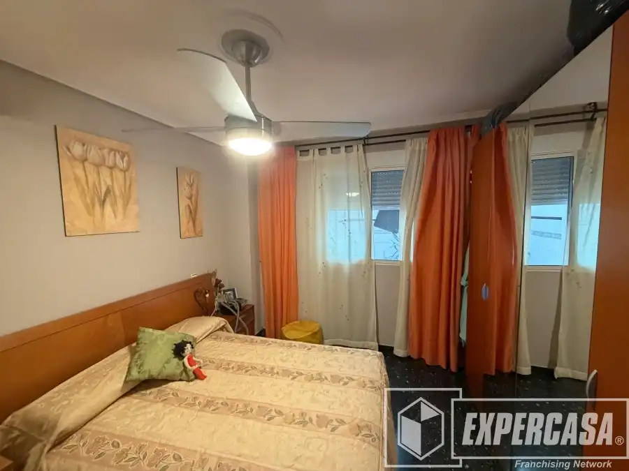 Schlafzimmer von Wohnungen zur Miete in Silla mit Klimaanlage, Terrasse und Möbliert