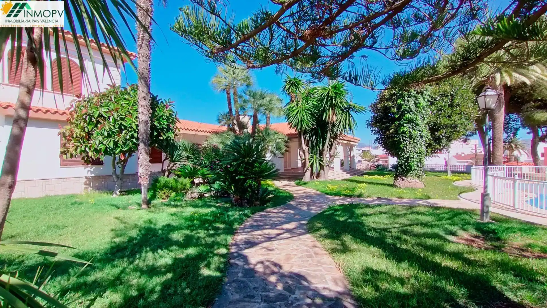Vista exterior de Casa o xalet en venda en Vinaròs amb Jardí privat, Terrassa i Traster