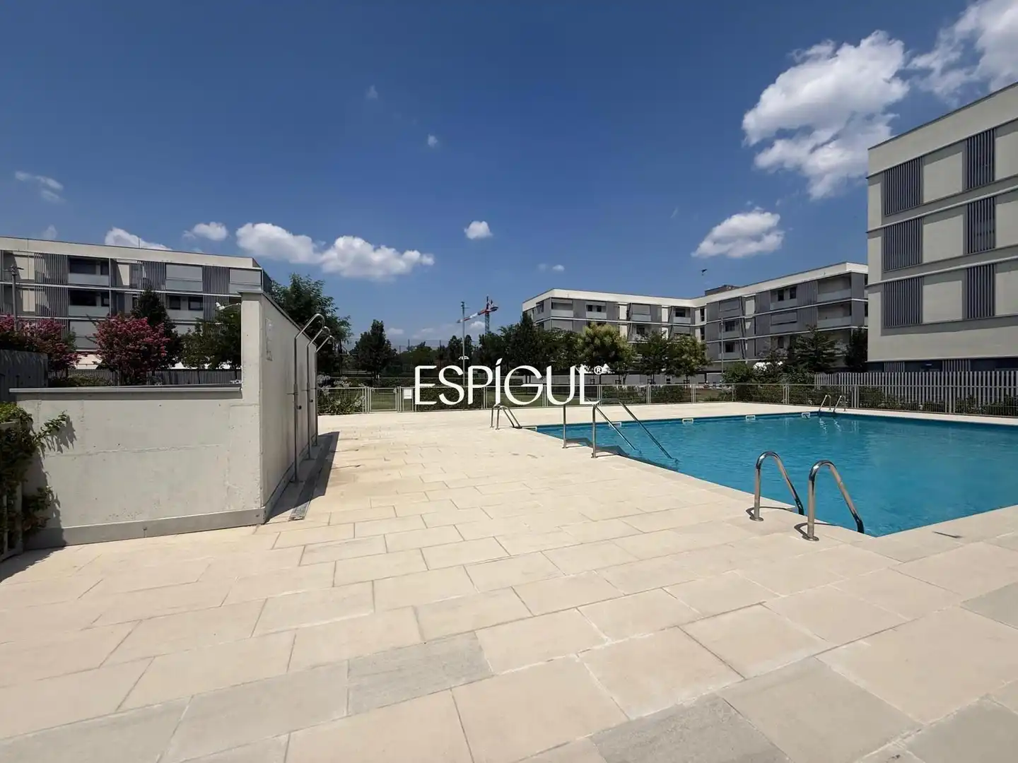 Piscina de Pis de lloguer en Girona amb Aire condicionat, Calefacció i Terrassa