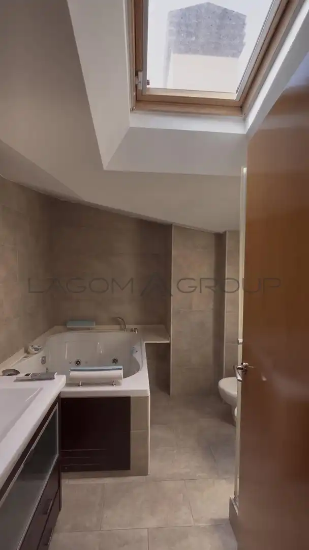 Bathroom of Duplexes for sale in Sabadell  with Air Conditioner, Heating and Parquet flooring
