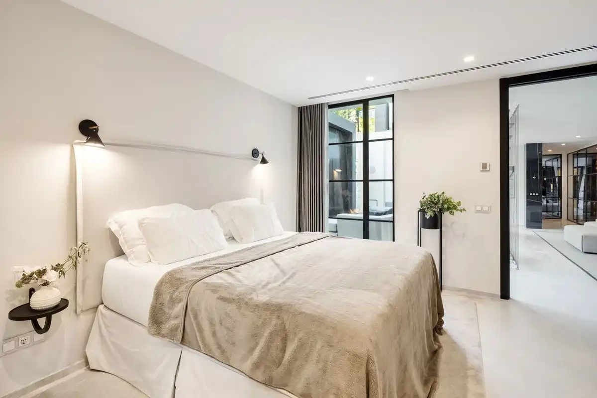 Dormitori de Casa o xalet de lloguer en Marbella amb Aire condicionat, Jardí privat i Terrassa