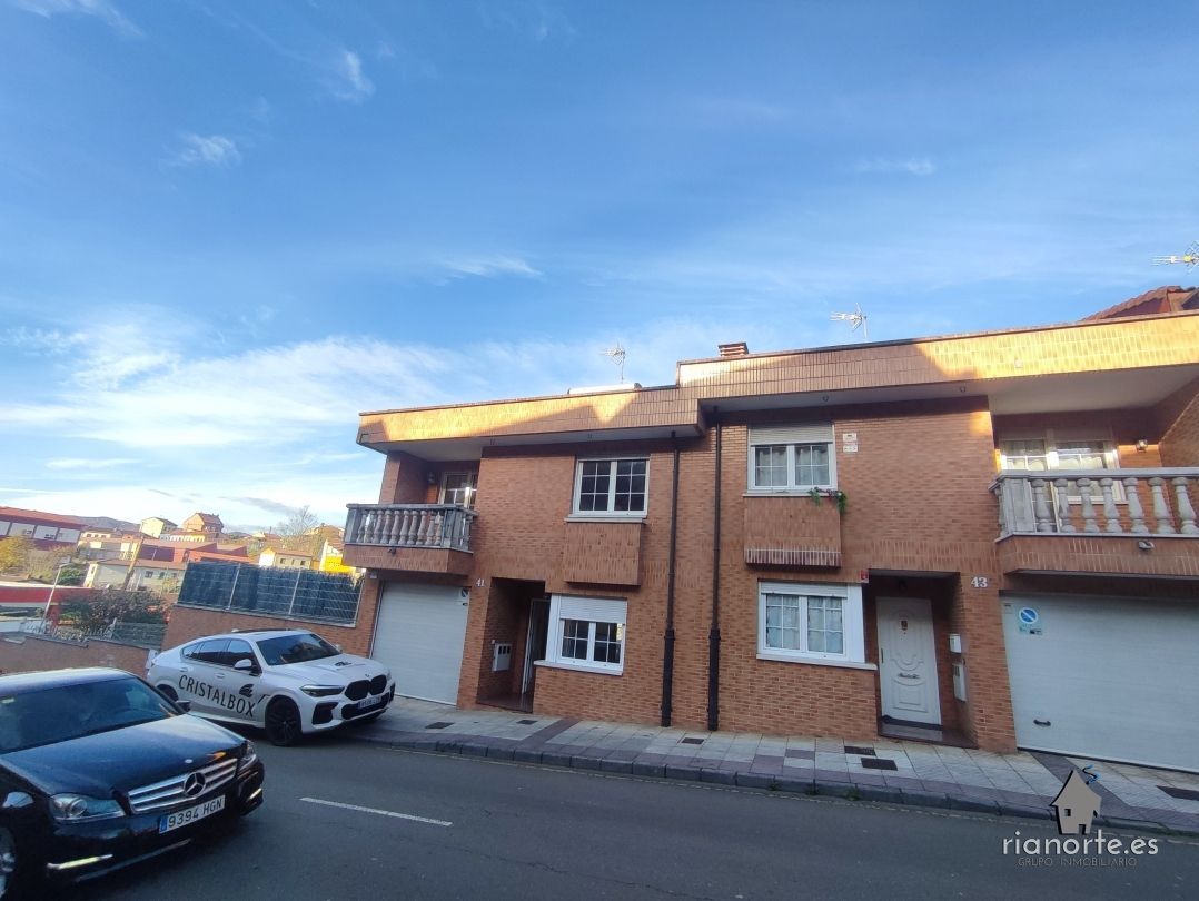 Vista exterior de Casa adosada en venta en Langreo con Calefacción, Parquet y Trastero