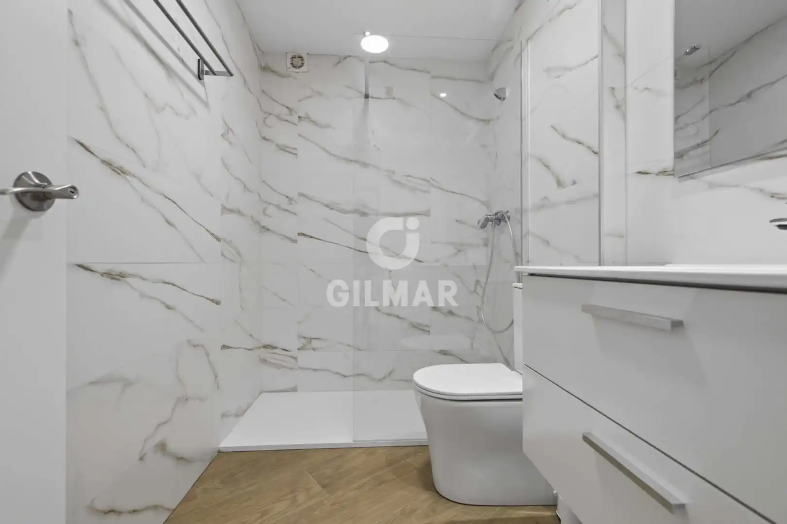 Baño de Piso en venta en Sevilla con Calefacción y Jardín privado