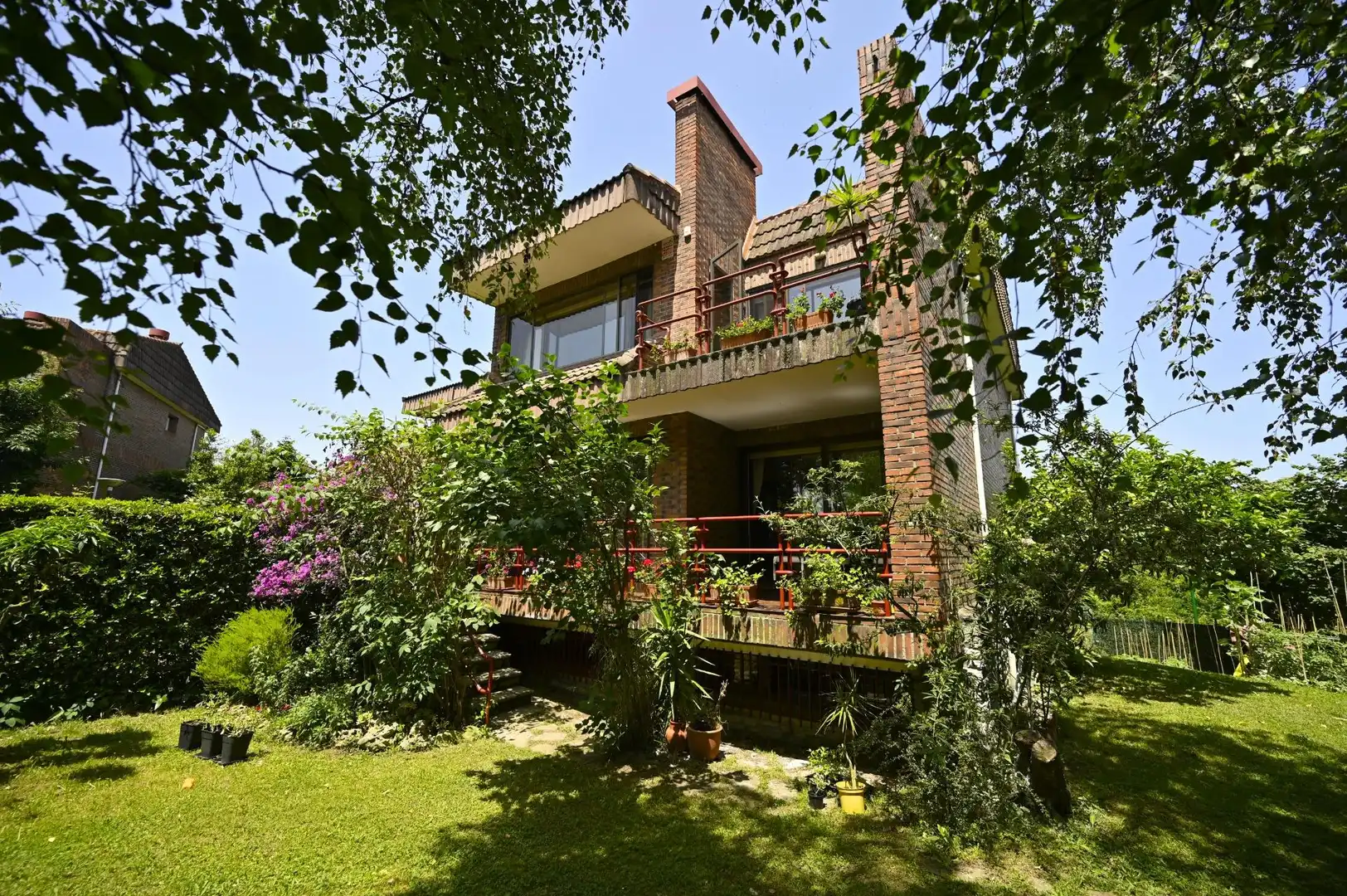Außenansicht von Einfamilien-Reihenhaus zum Verkauf in Leioa mit Privatgarten und Terrasse
