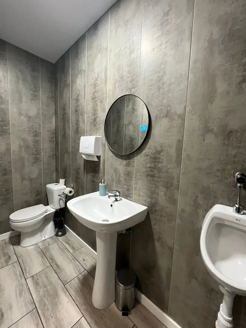 Baño de Local de alquiler en Pinto con Aire acondicionado, Calefacción y Terraza
