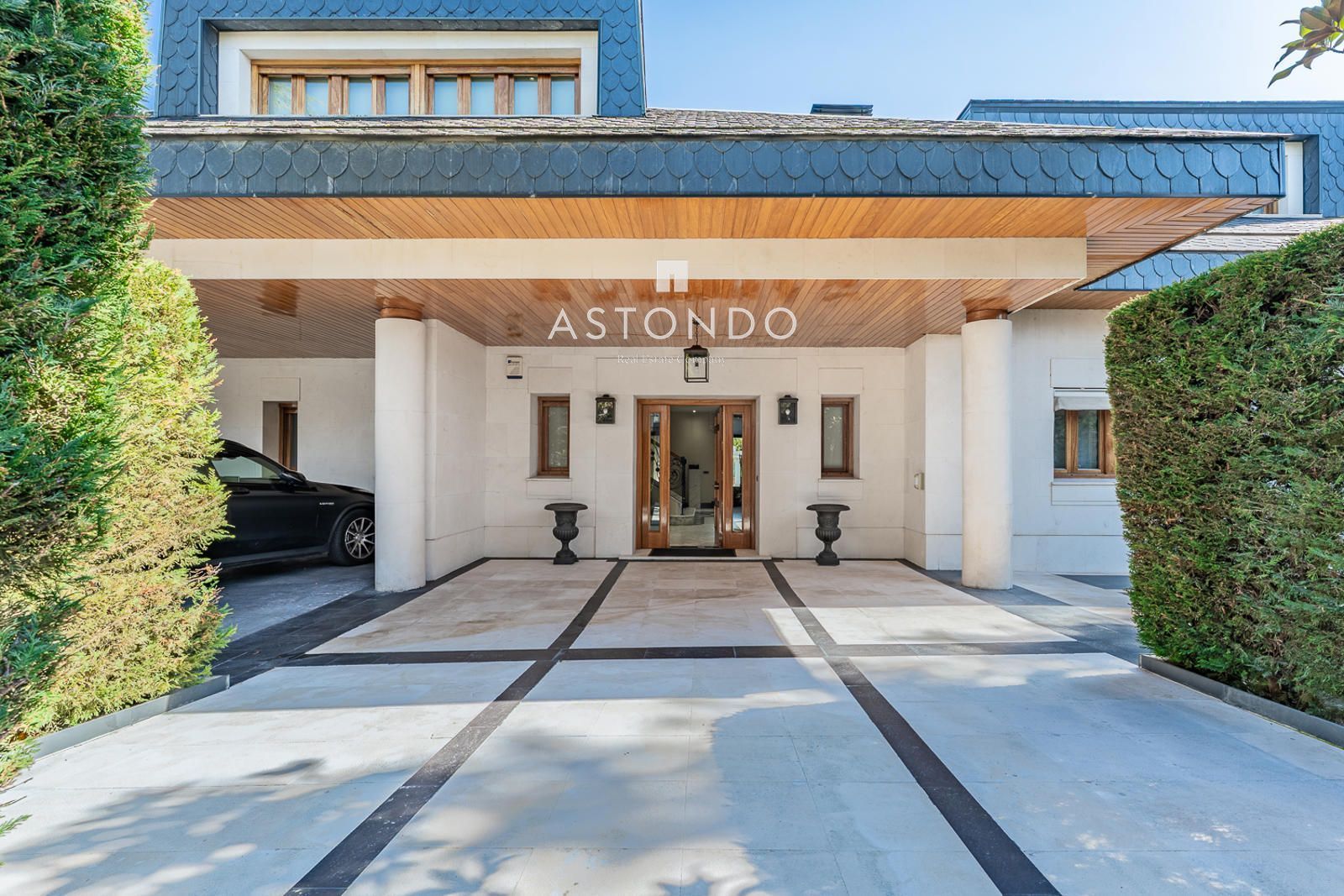 Exterior view of House or chalet for sale in  Madrid Capital  with Air Conditioner, Heating and Parquet flooring