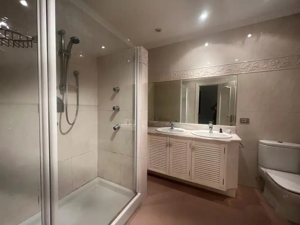 Baño de Piso de alquiler en Bilbao  con Calefacción y Balcón