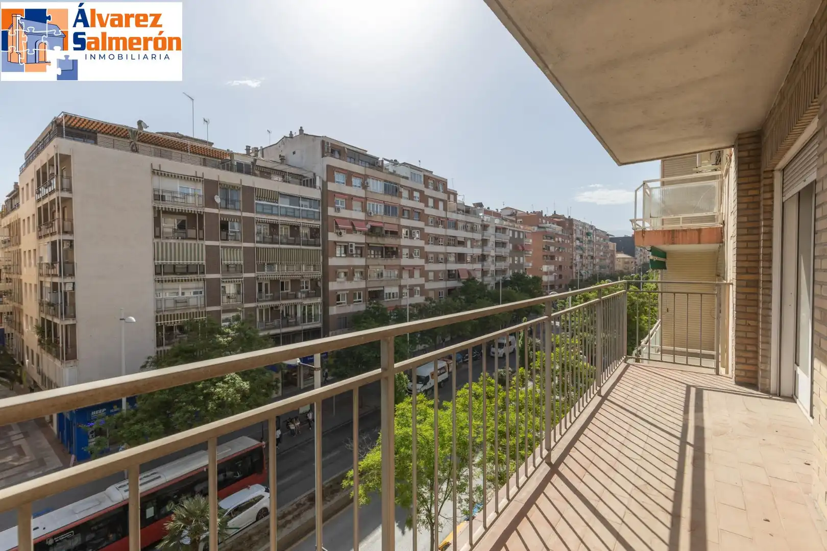 Vista exterior de Pis en venda en  Granada Capital amb Terrassa