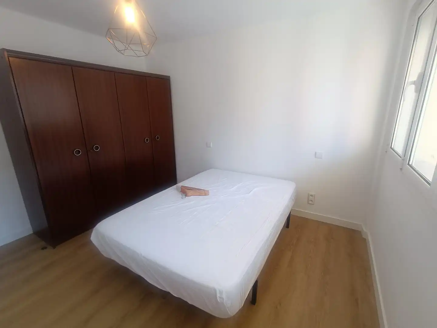 Schlafzimmer von Wohnung zur Miete in Santander mit Abstellraum, Möbliert und Balkon