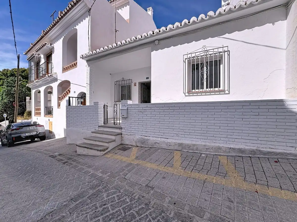 Außenansicht von Einfamilien-Reihenhaus zum Verkauf in Mijas mit Klimaanlage, Heizung und Terrasse