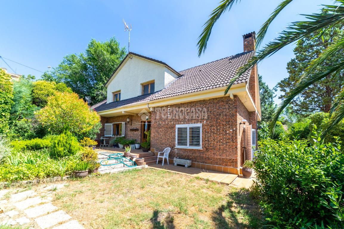 Vista exterior de Casa o xalet en venda en Algete amb Calefacció, Jardí privat i Terrassa