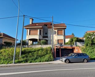 Vista exterior de Casa o xalet en venda en Vigo  amb Calefacció, Jardí privat i Traster