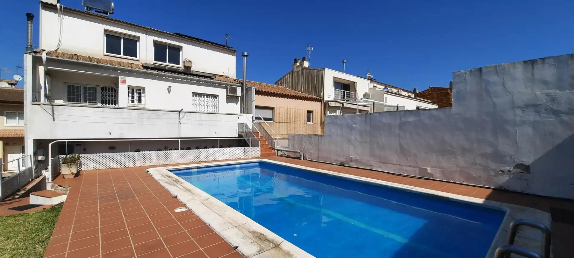 Schwimmbecken von Einfamilien-Reihenhaus zum Verkauf in Vilanova i la Geltrú mit Klimaanlage, Privatgarten und Terrasse