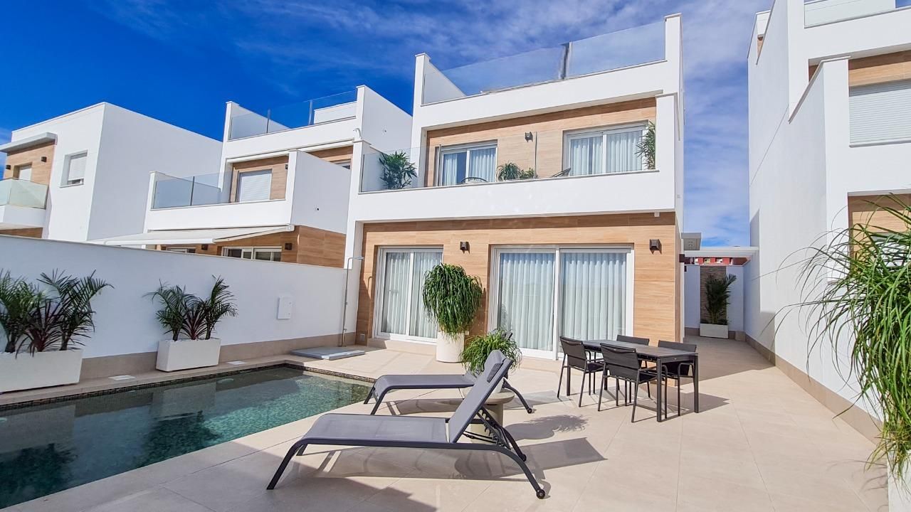 Vista exterior de Casa o xalet en venda en San Pedro del Pinatar amb Aire condicionat, Calefacció i Terrassa