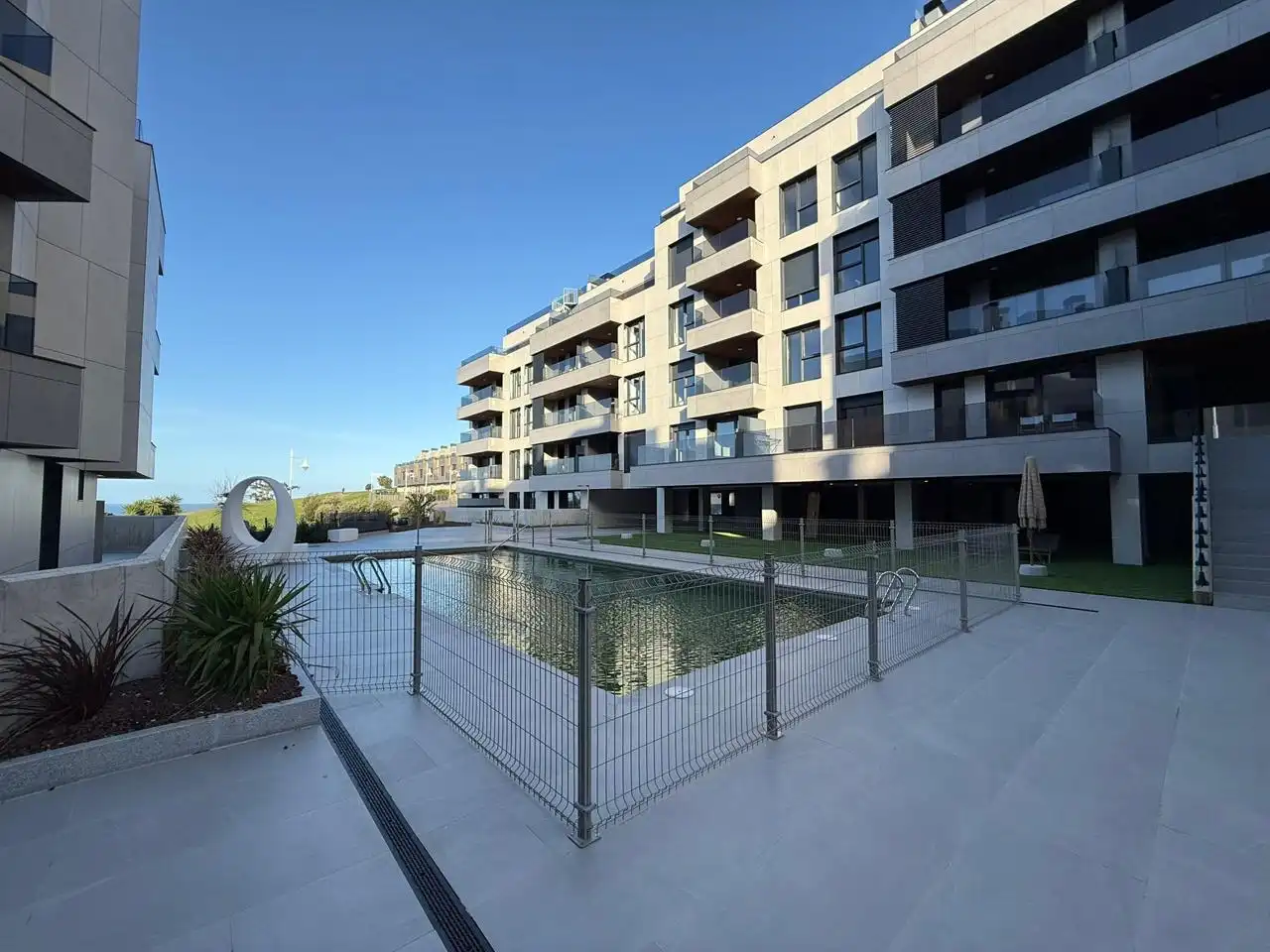 Piscina de Planta baixa en venda en Castro-Urdiales amb Terrassa, Traster i Piscina comunitària