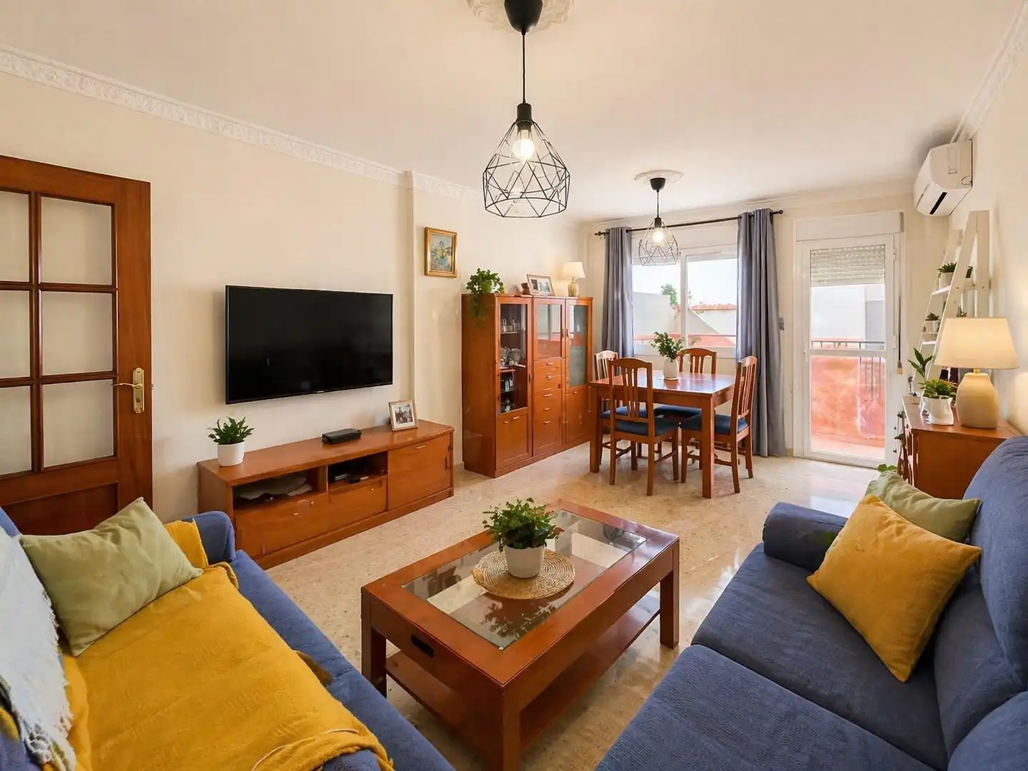 Sala de estar de Casa adosada en venta en Antequera con Aire acondicionado y Trastero