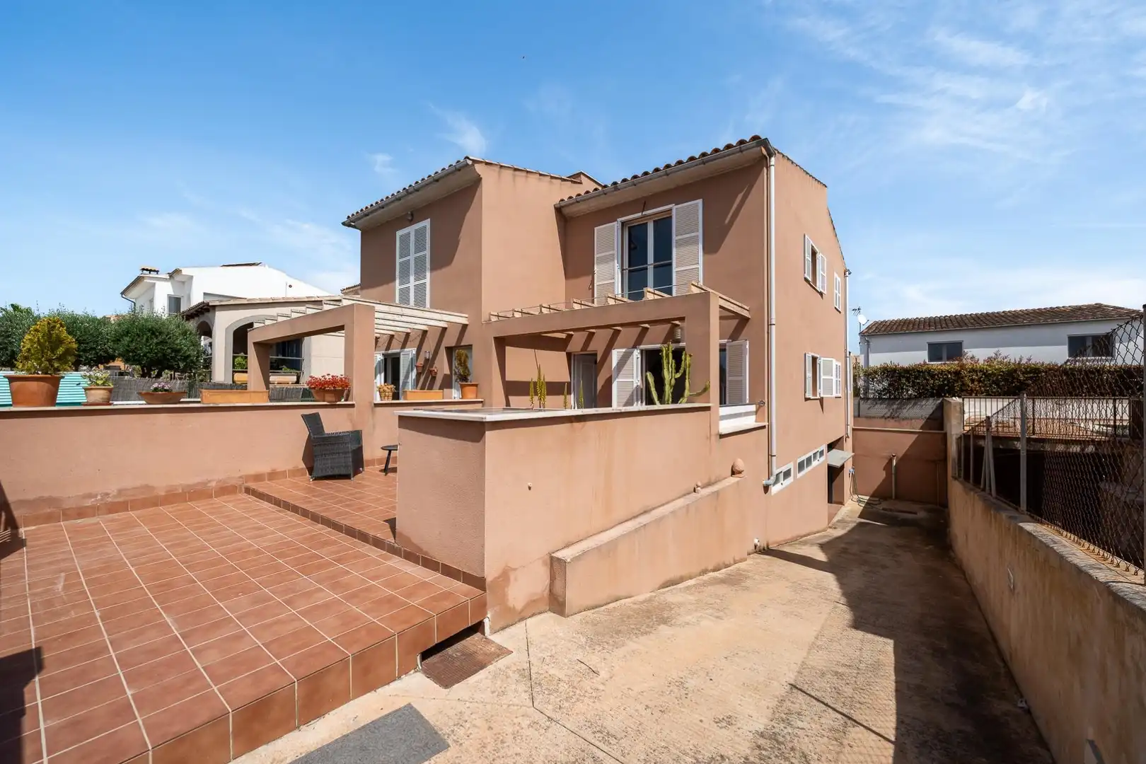 Außenansicht von Einfamilien-Reihenhaus zum Verkauf in Felanitx mit Klimaanlage, Terrasse und Abstellraum