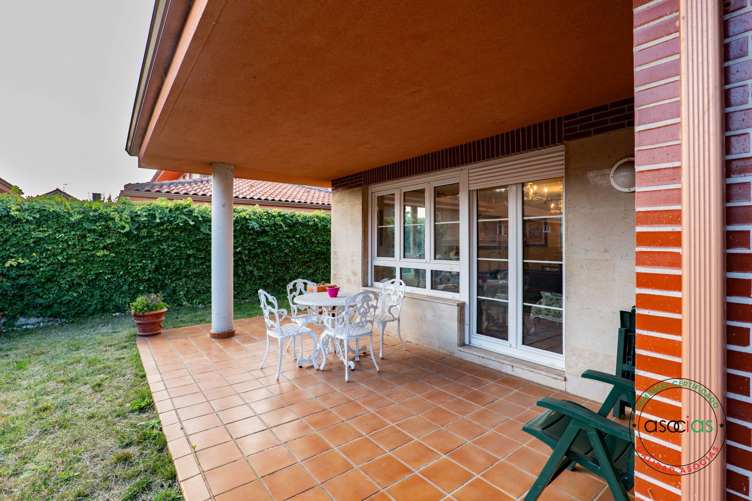Terrasse von Einfamilien-Reihenhaus zum Verkauf in Gozón mit Heizung, Privatgarten und Parkett
