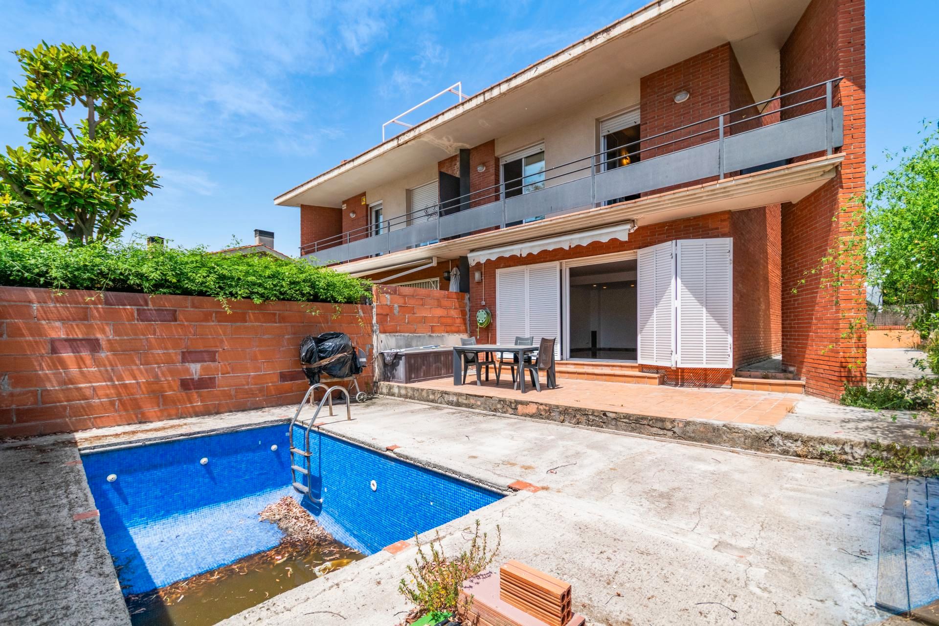Exterior view of Single-family semi-detached for sale in Sant Feliu de Llobregat  with Air Conditioner, Private garden and Terrace