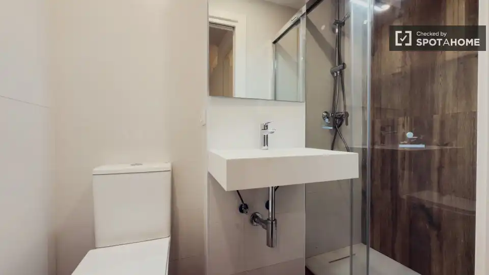 Bathroom of Flat for rent in Barcelona  with Air Conditioner, Heating and Furnished
