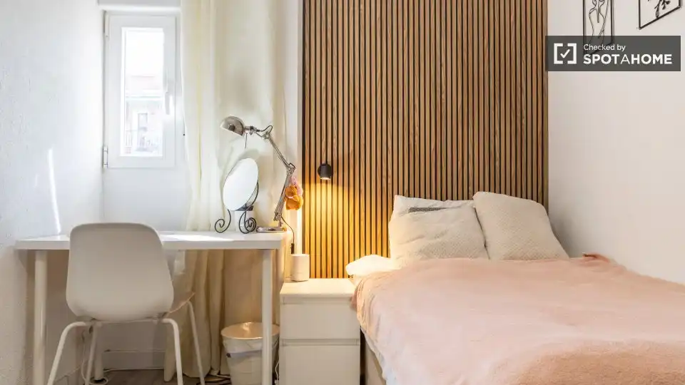 Bedroom of Flat for rent in Madrid  with Air Conditioner, Heating and Furnished