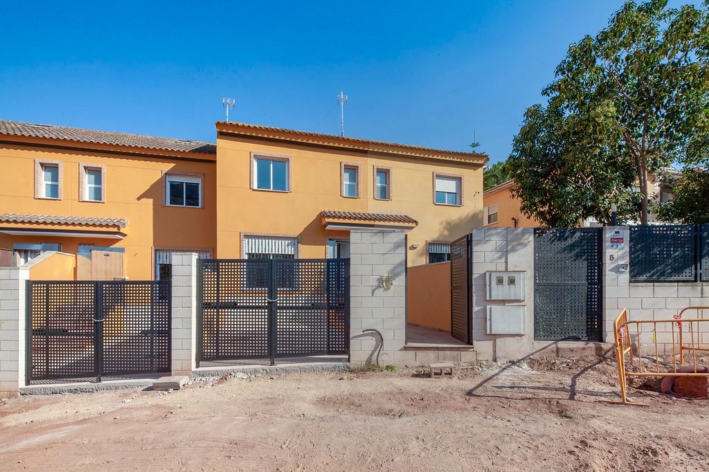 Exterior view of Single-family semi-detached for sale in Gilet  with Private garden and Balcony