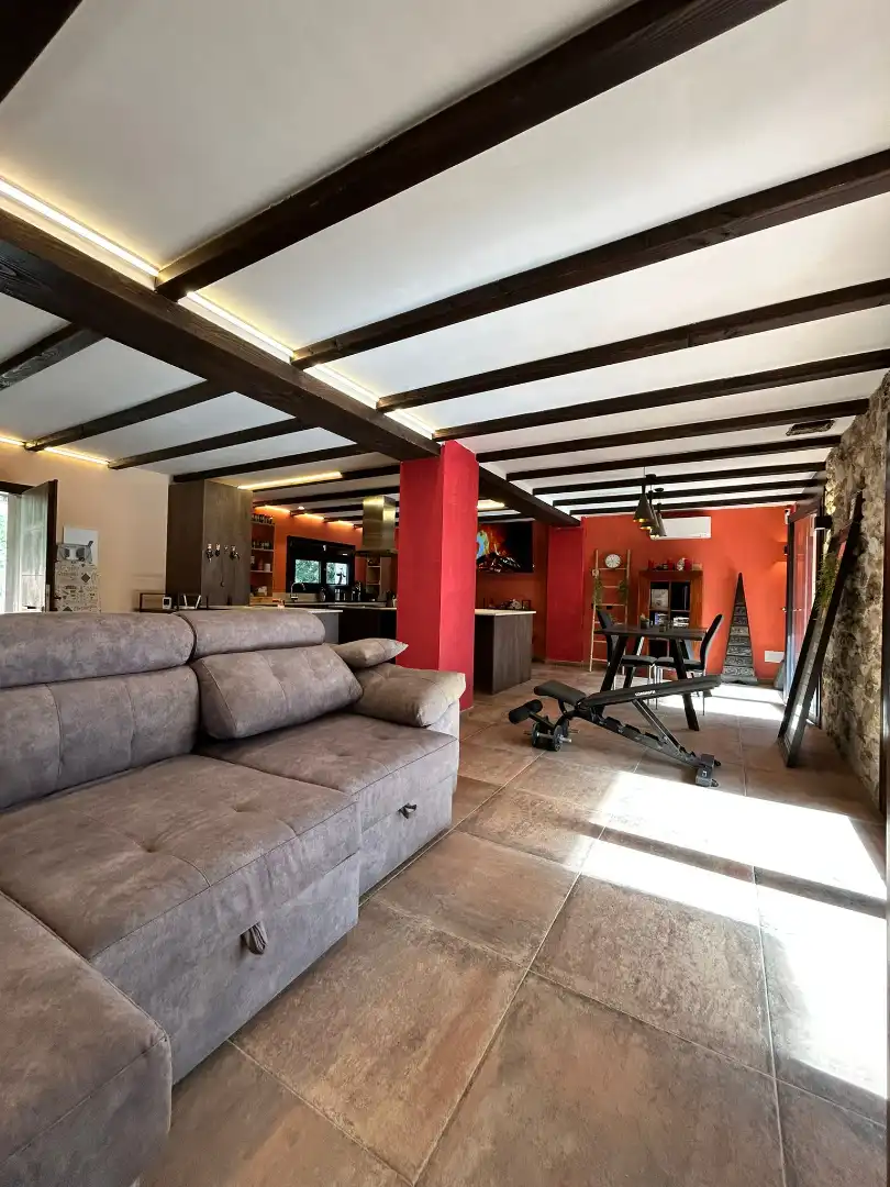 Sala d'estar de Casa o xalet en venda en Sant Aniol de Finestres amb Aire condicionat, Calefacció i Jardí privat