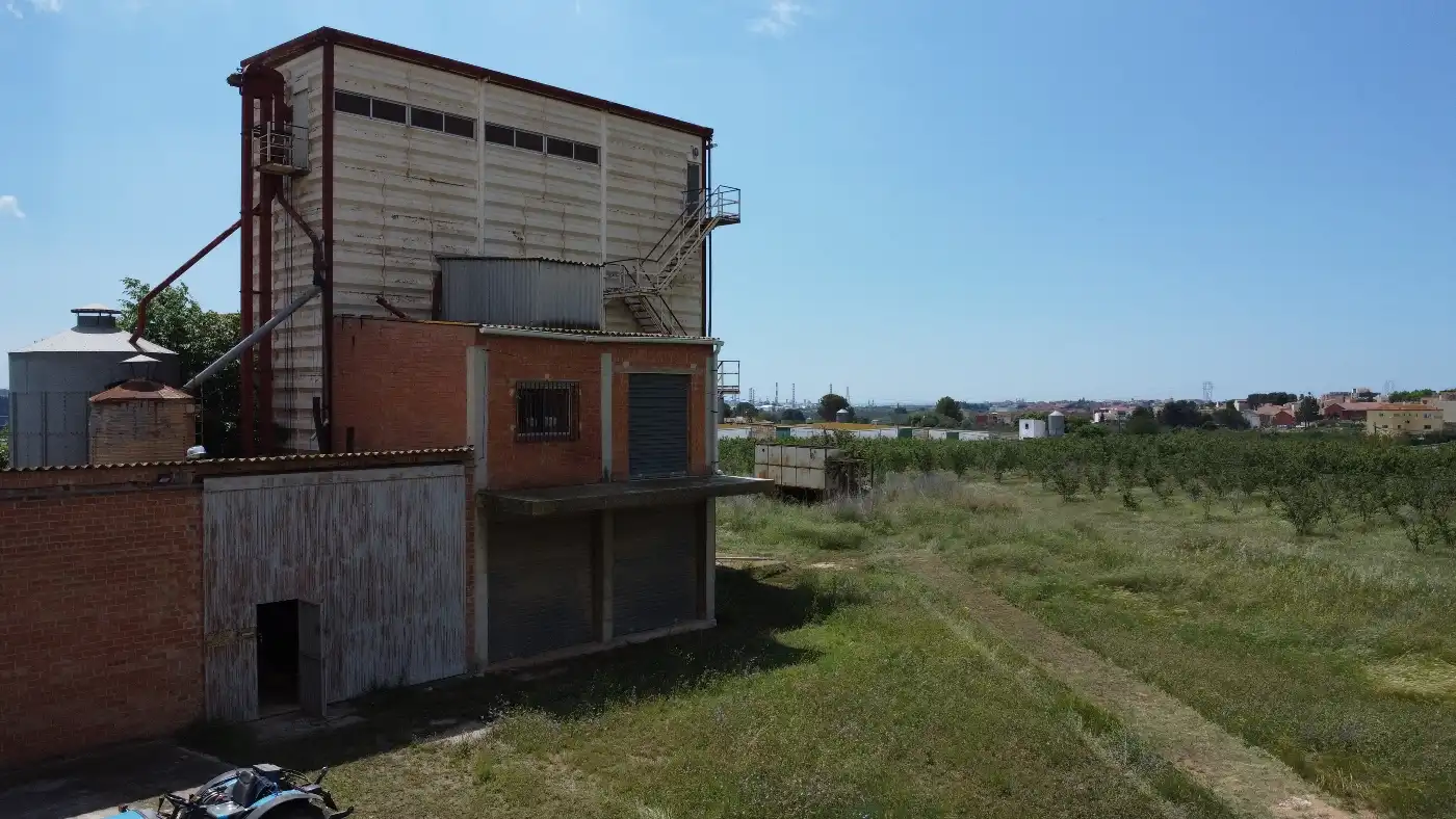 Vista exterior de Nau industrial en venda en Vilallonga del Camp