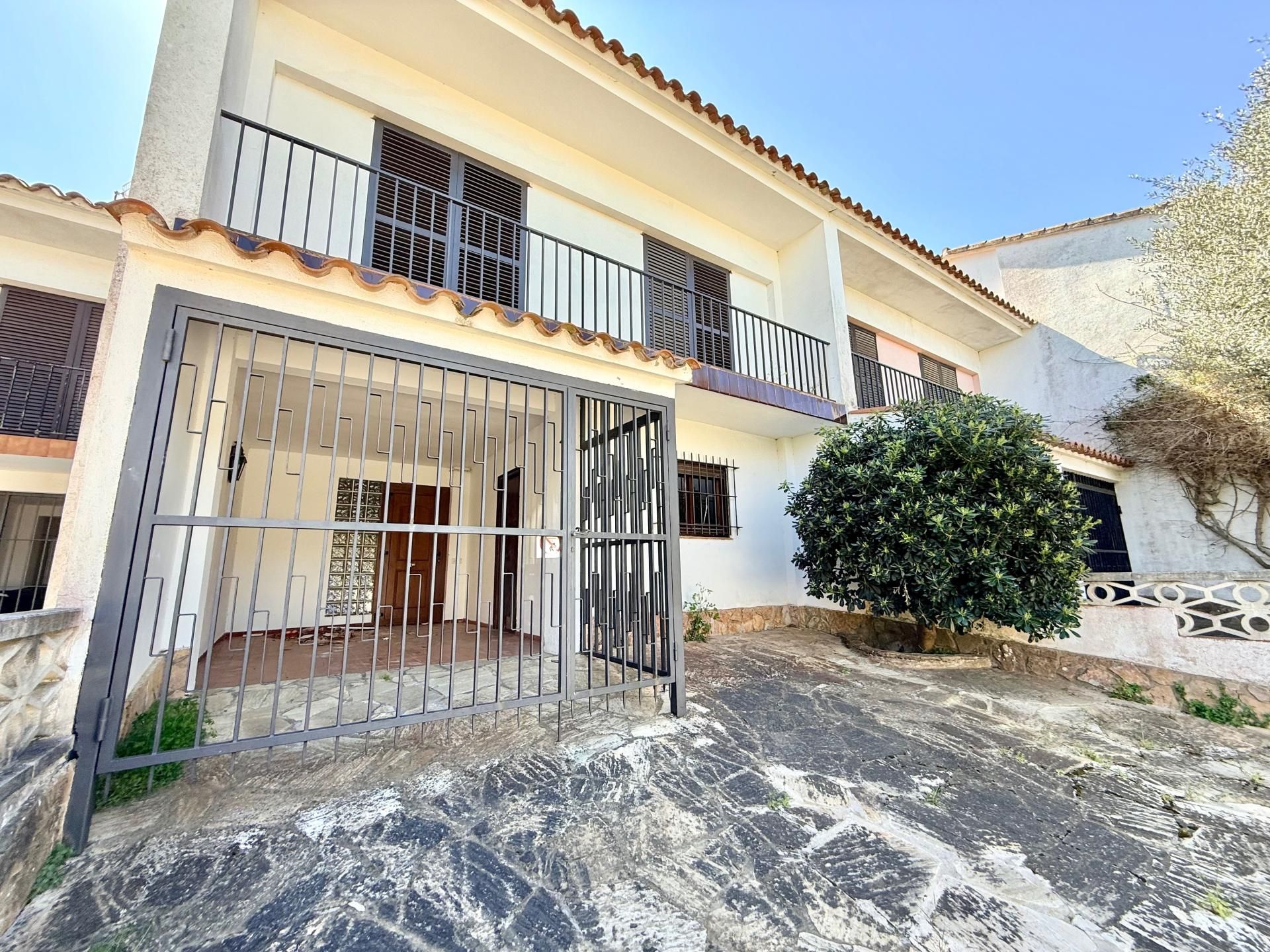 Vista exterior de Casa adosada en venda en Palamós amb Terrassa i Balcó
