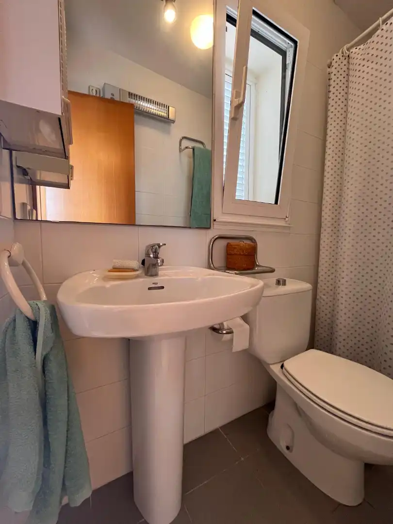 Badezimmer von Dachboden zum Verkauf in Palamós mit Terrasse und Möbliert