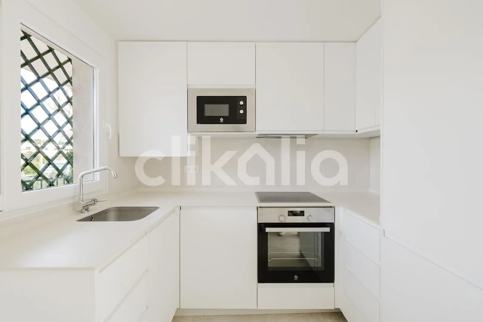 Küche von Wohnung zum Verkauf in Marbella mit Klimaanlage, Privatgarten und Terrasse