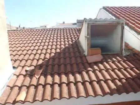 Casa de obra nueva necesita muy leve reforma para terminarla aproximadamente unos 6000 €. Esta compuesta por 3 dormitorios, 1 salo, imatge 4