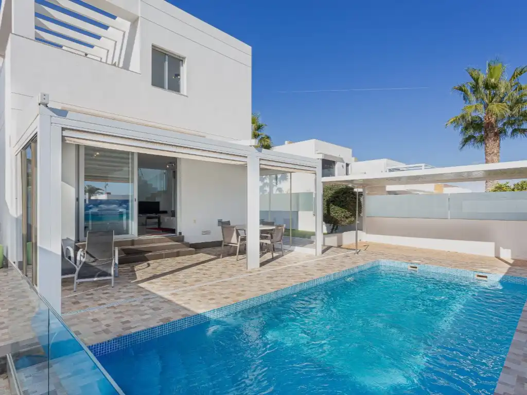 Piscina de Casa o xalet en venda en Orihuela amb Moblat