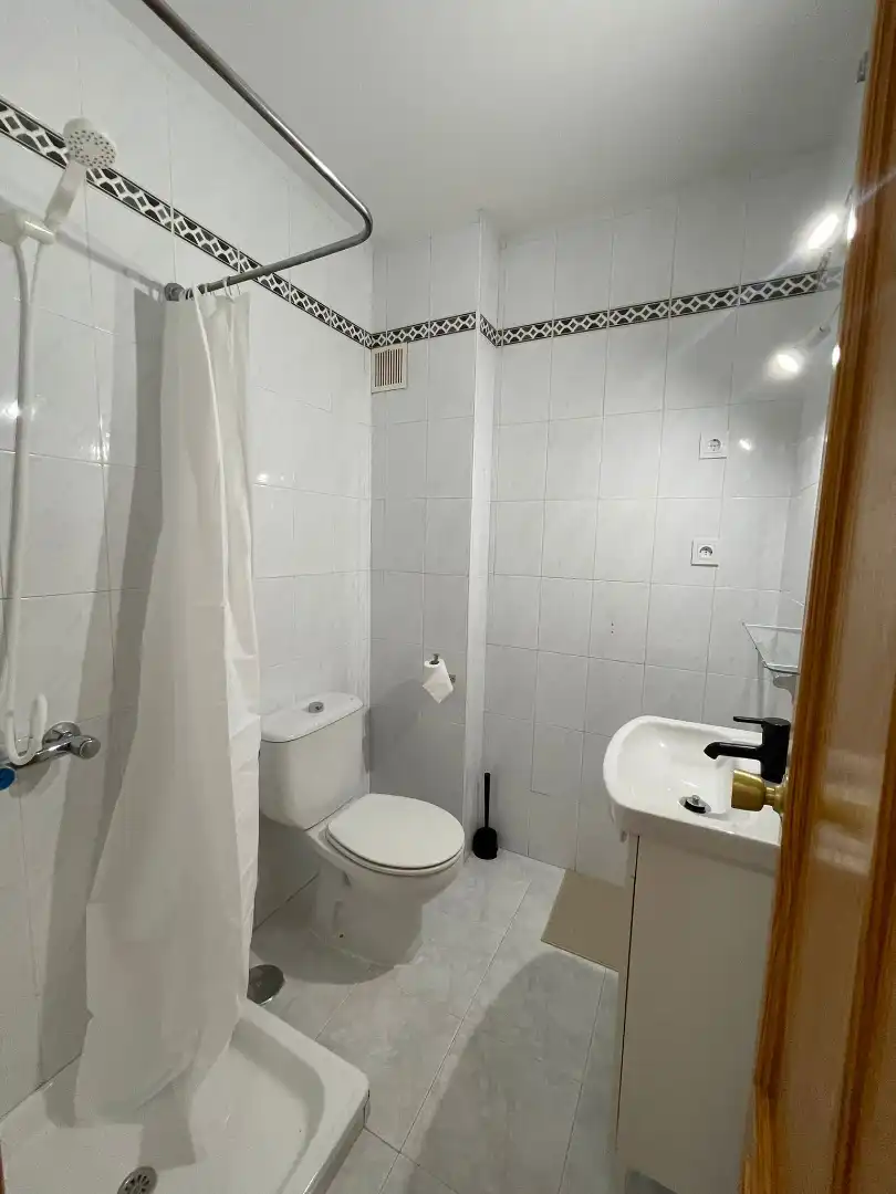 Bathroom of Flat for rent in Plasencia  with Air Conditioner, Terrace and Furnished