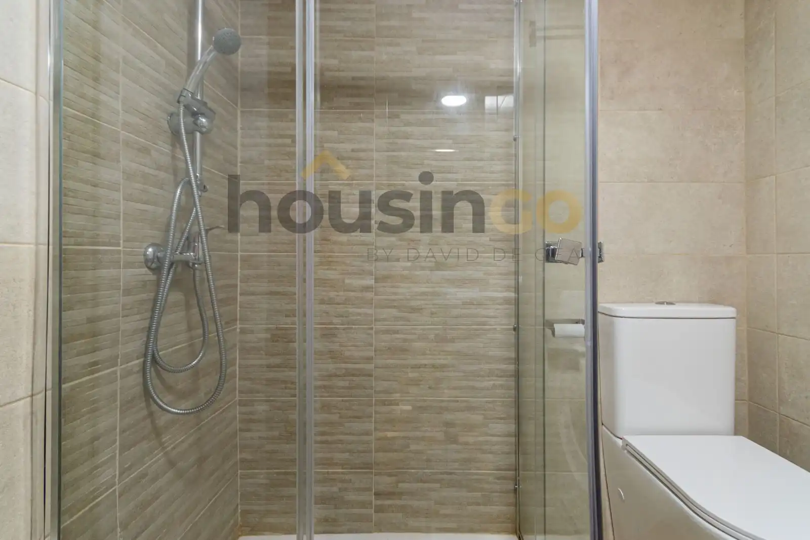 Baño de Estudio de alquiler en Madrid con Aire acondicionado, Calefacción y Parquet