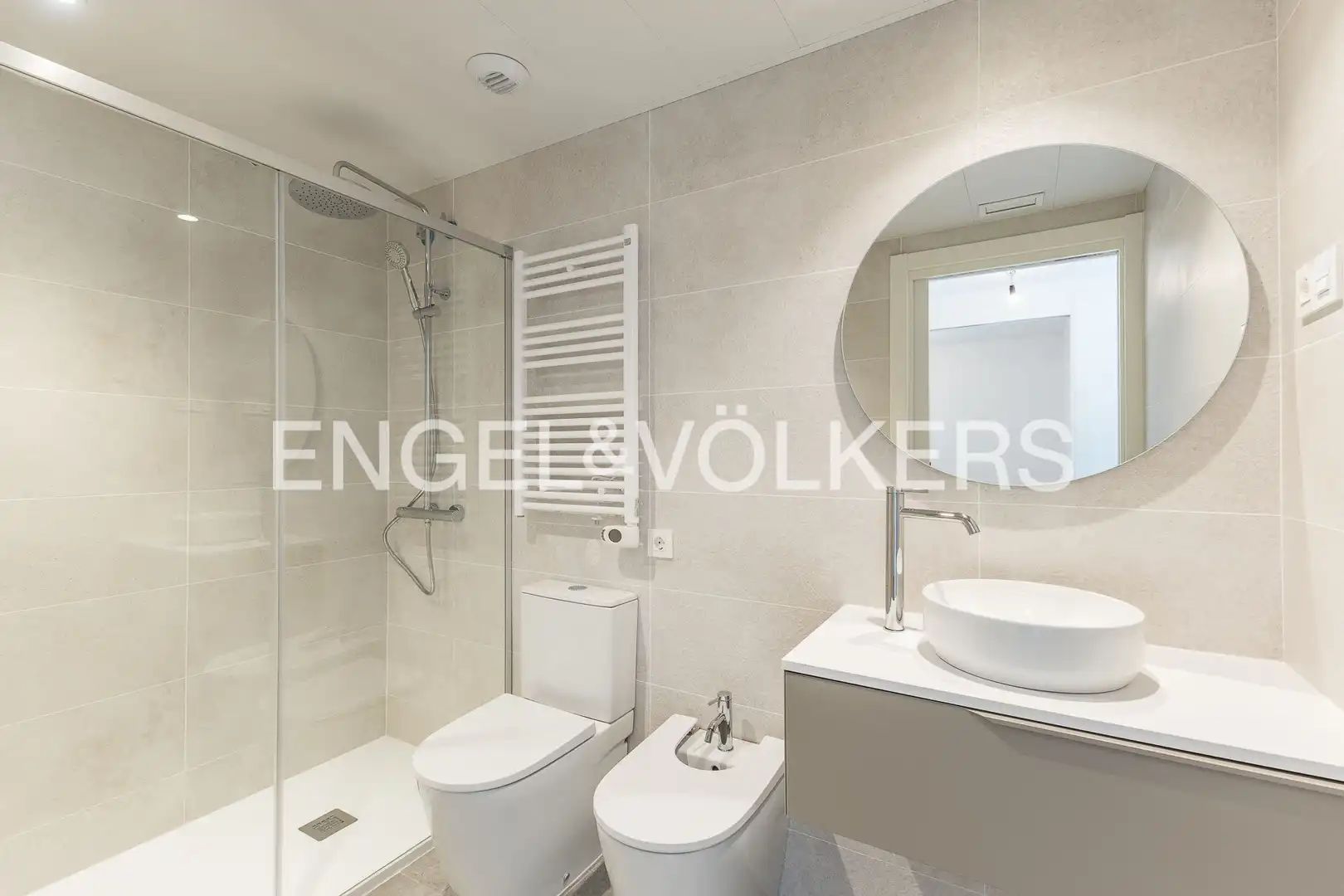 Bathroom of Flat for rent in Esplugues de Llobregat  with Air Conditioner, Heating and Parquet flooring