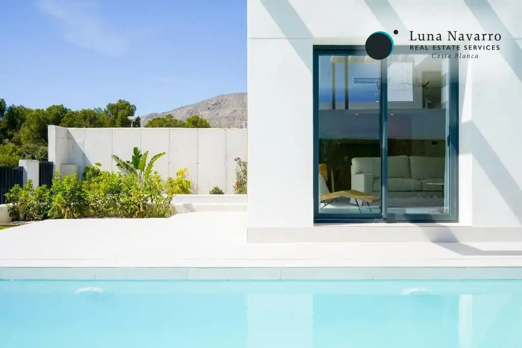 Houses for sale in Carrer Praga, Golf Bahía