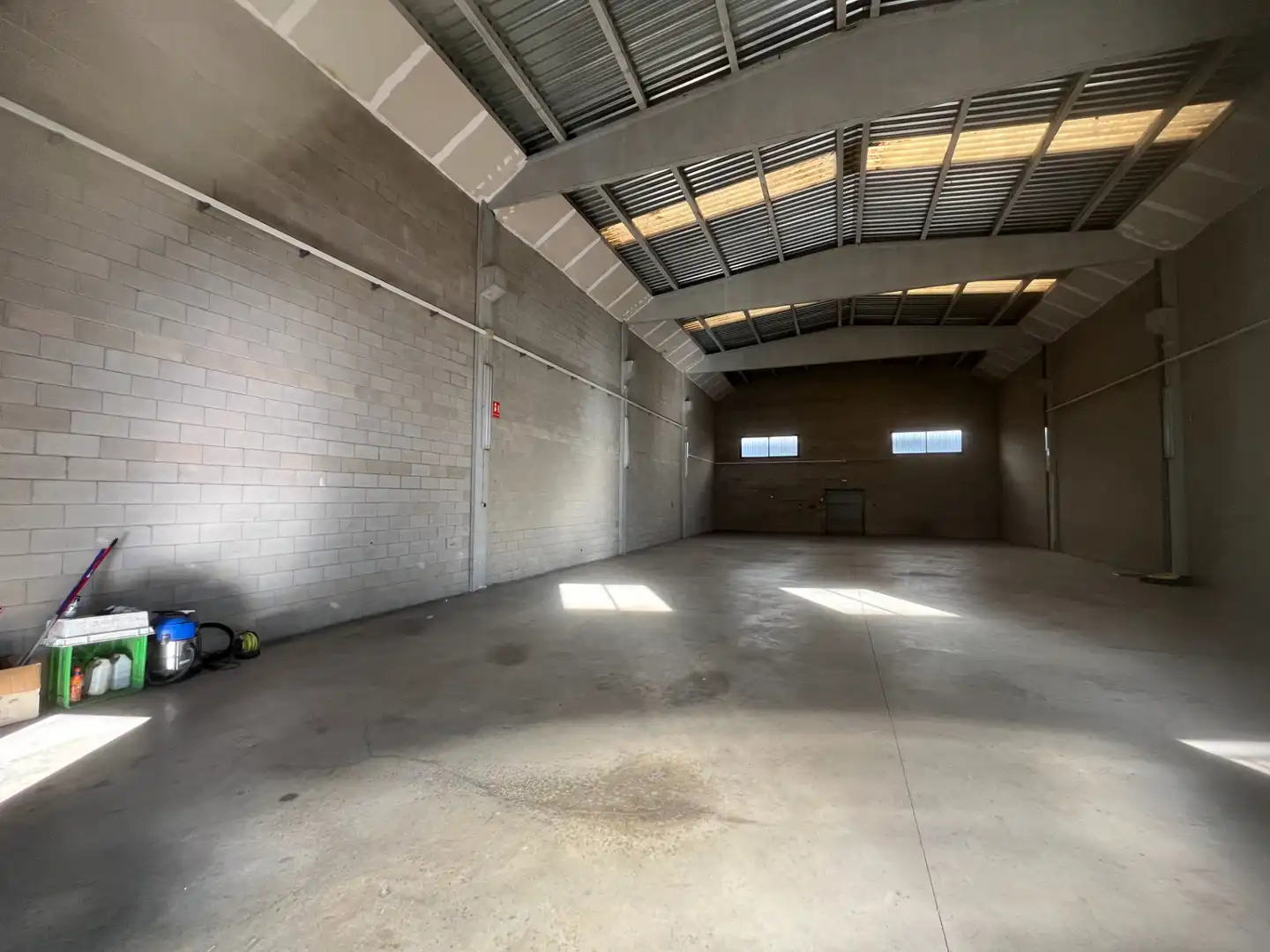 Nau industrial de lloguer en Cornellà del Terri