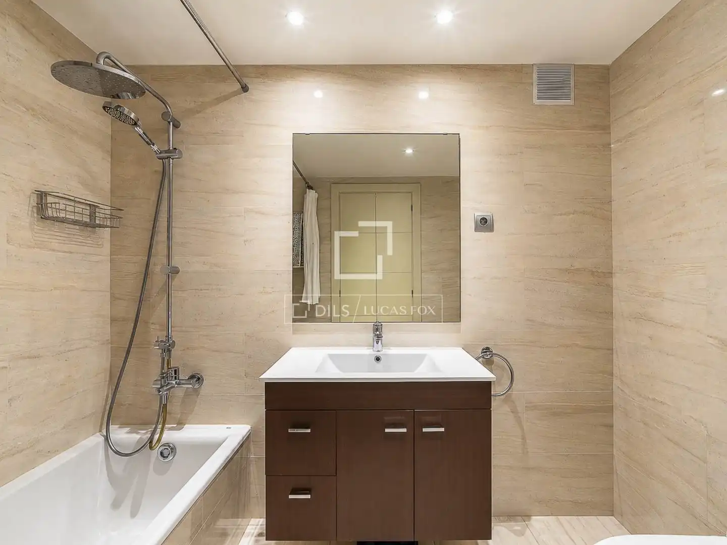 Badezimmer von Wohnung zum Verkauf in Barcelona mit Klimaanlage und Balkon