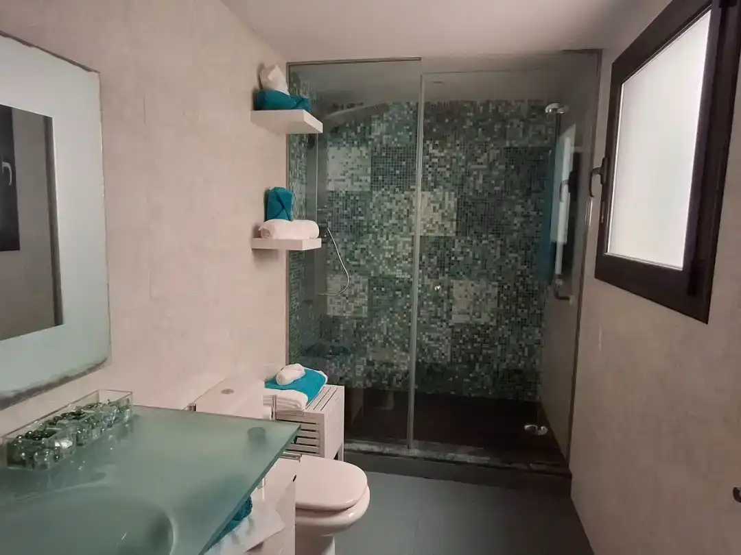 Baño de Dúplex en venta en Calella con Aire acondicionado, Piscina y Balcón